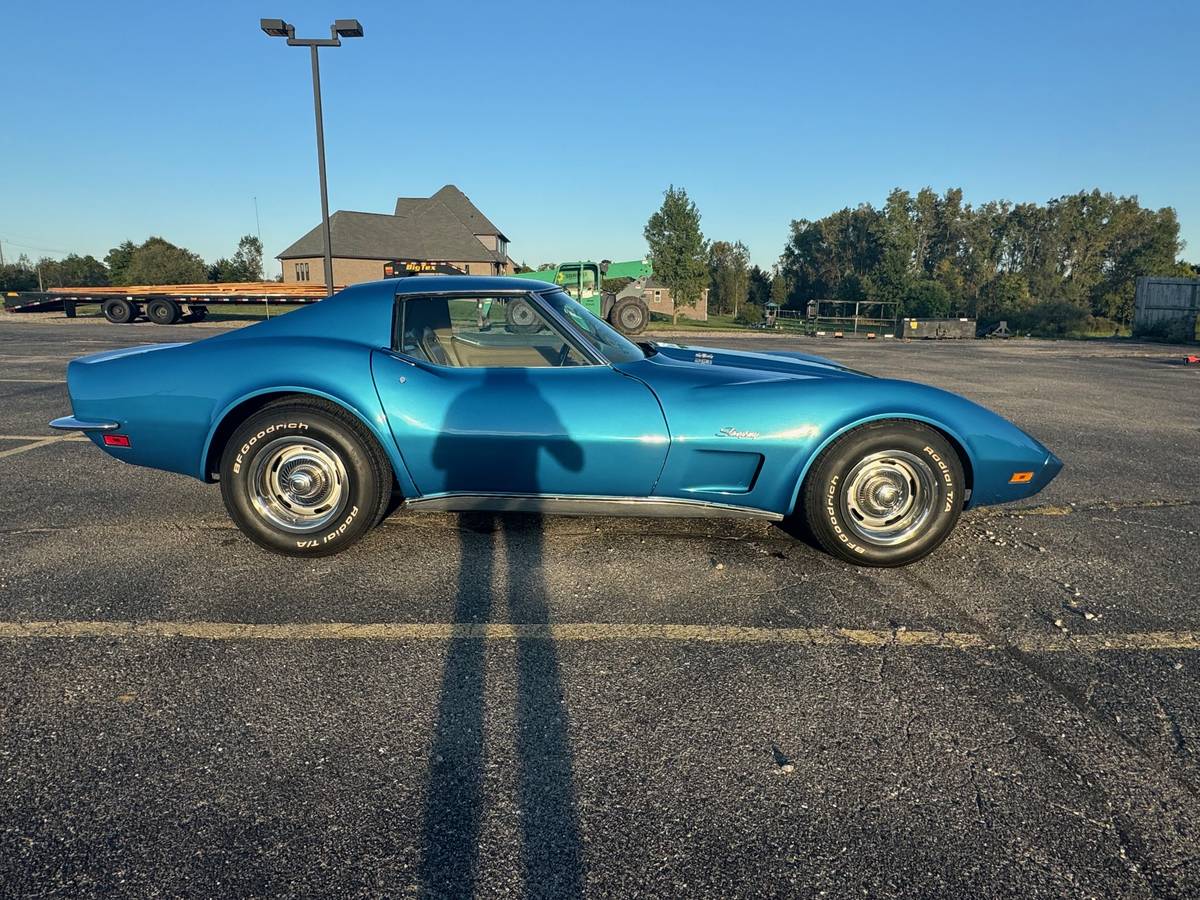 Chevrolet-Corvette-stingray-1973-1