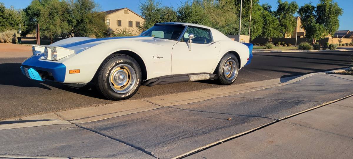 Chevrolet-Corvette-stingray-1975-1