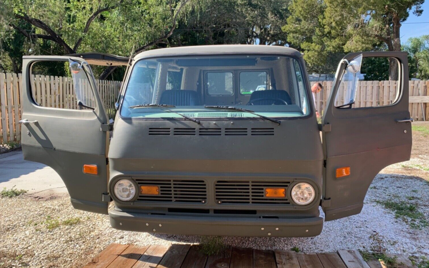 Chevrolet-G20-Van-1969-1