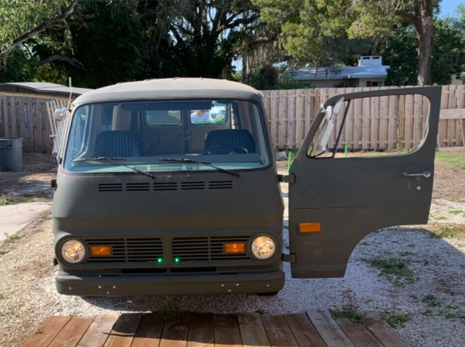 Chevrolet-G20-Van-1969-4