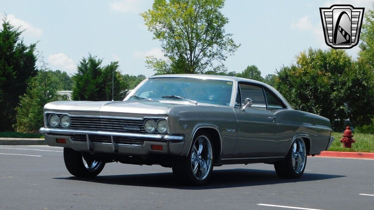 Chevrolet-Impala-1966-2