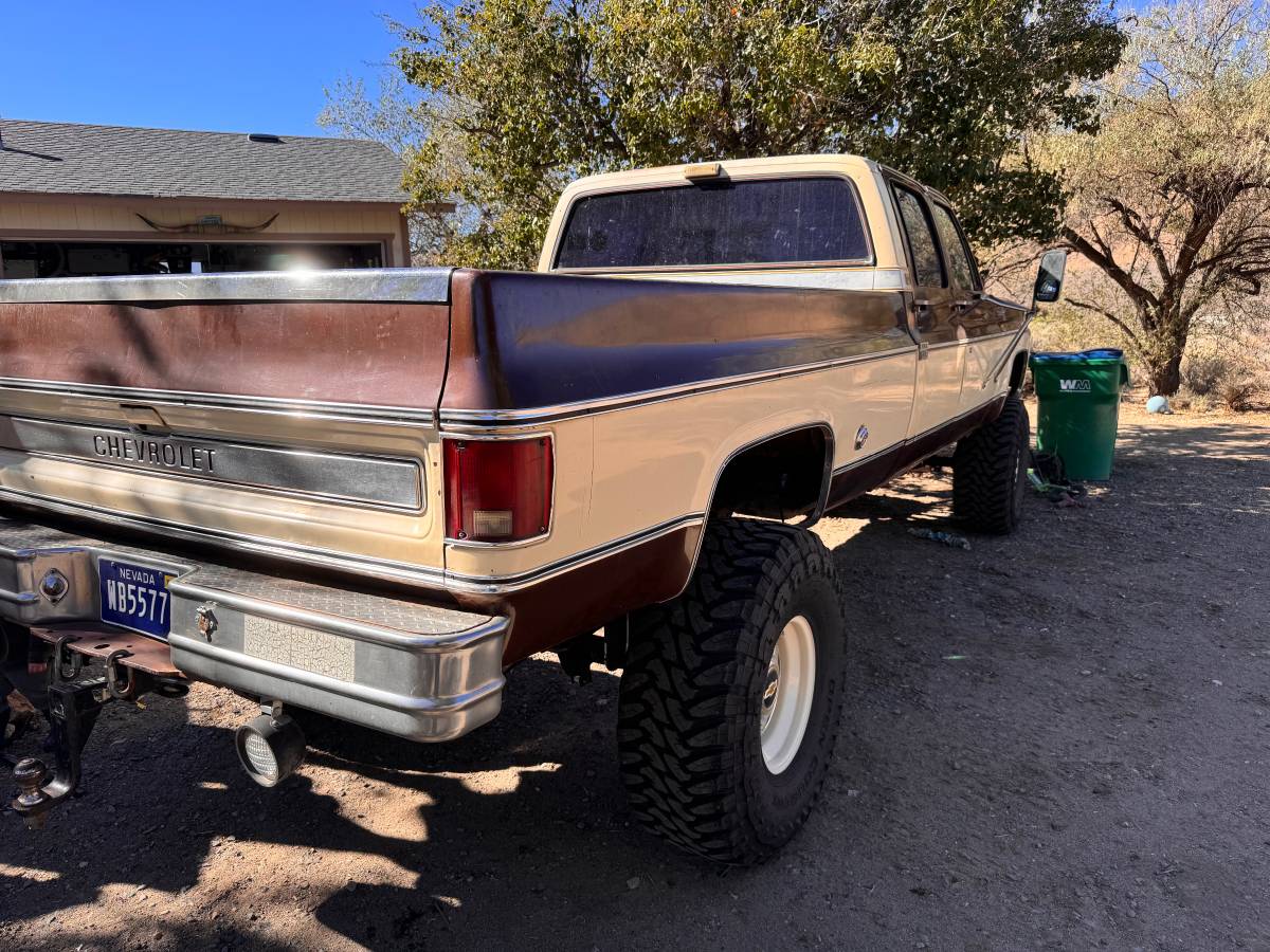 Chevrolet-Silverado-c20-1977-11