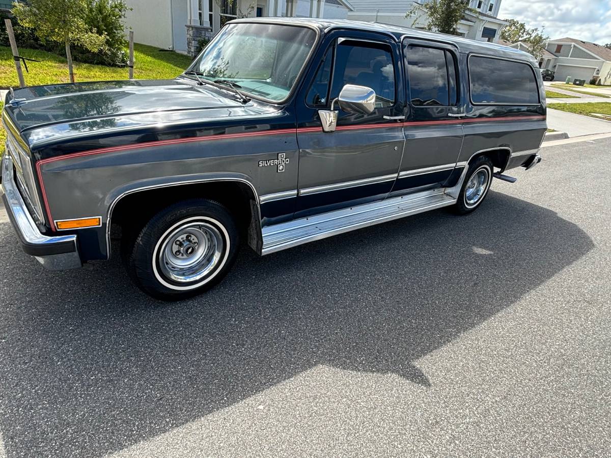 Chevrolet-Suburban-1500-1986-1