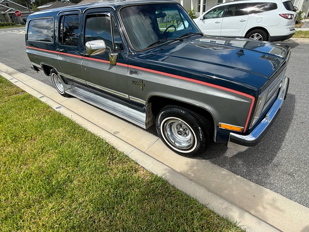 Chevrolet-Suburban-1500-1986-2