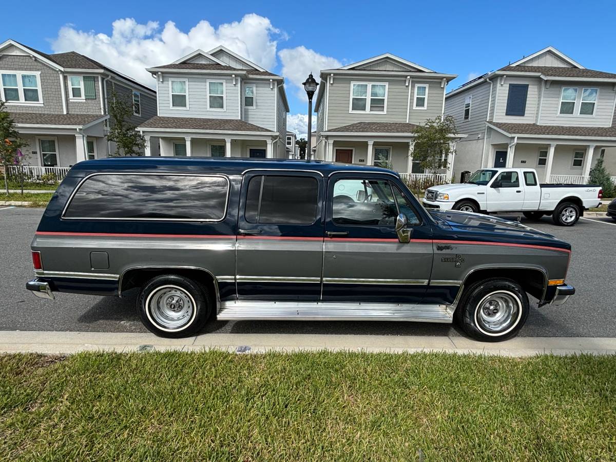 Chevrolet-Suburban-1500-1986-4