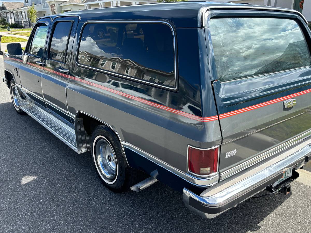 Chevrolet-Suburban-1500-1986-5