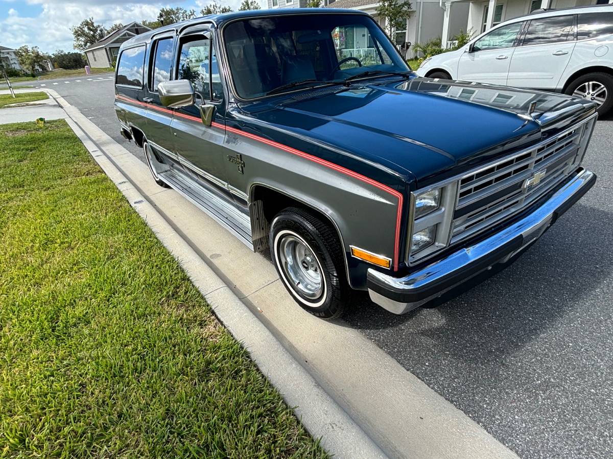 Chevrolet-Suburban-1500-1986-8