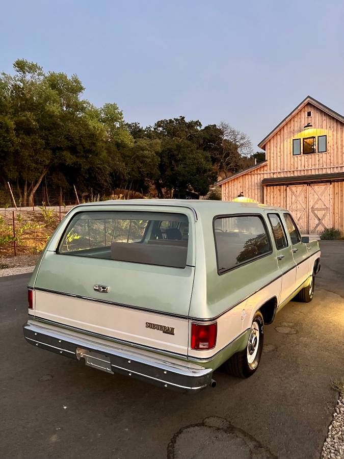 Chevrolet-Suburban-1973-1