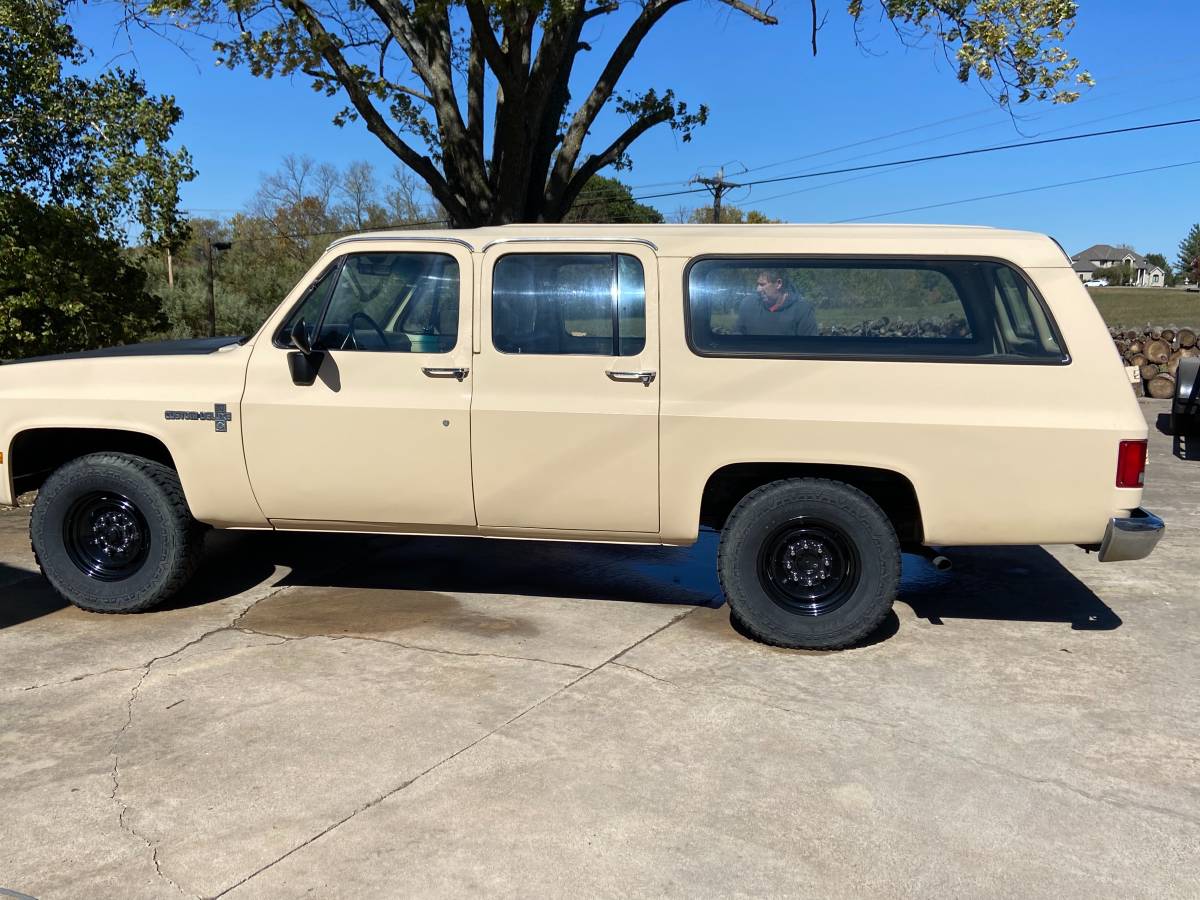 Chevrolet-Suburban-1986-1