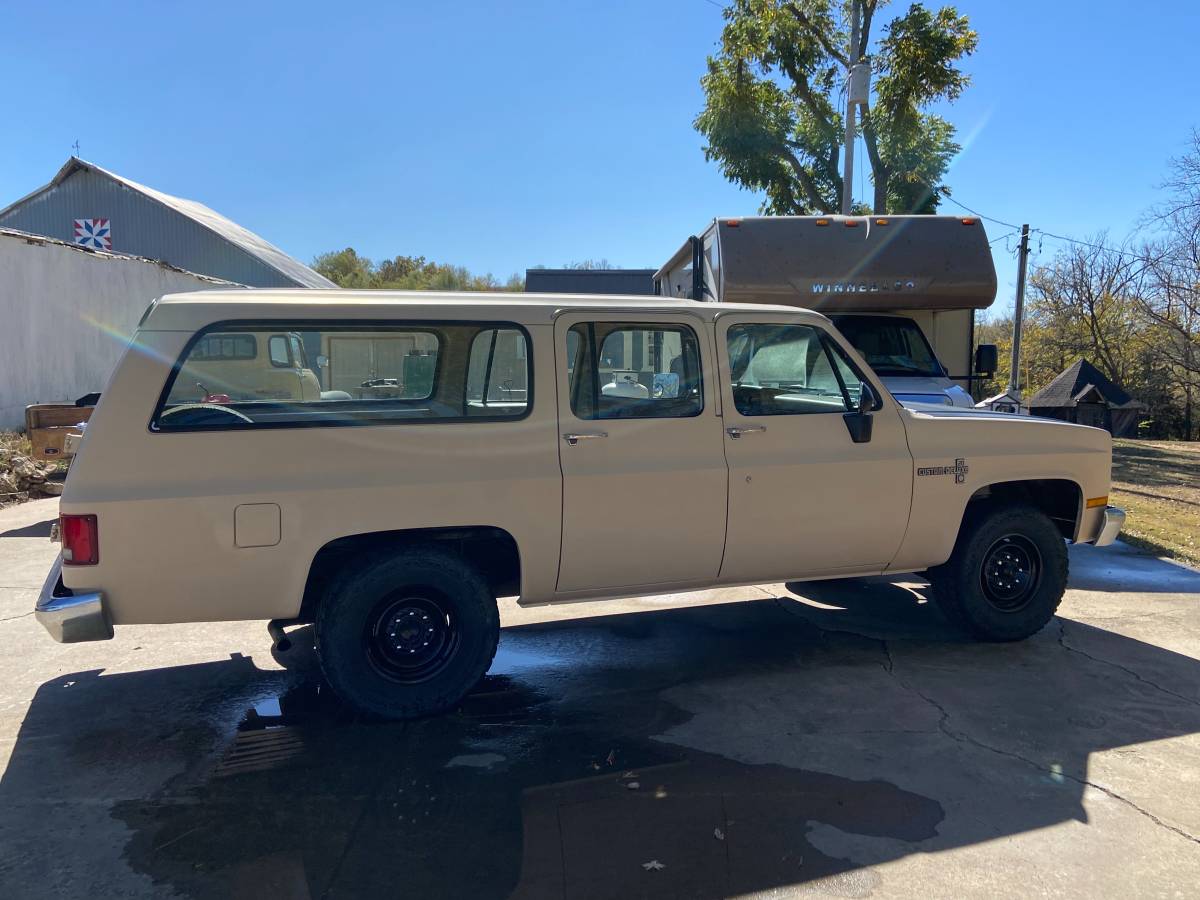 Chevrolet-Suburban-1986-16