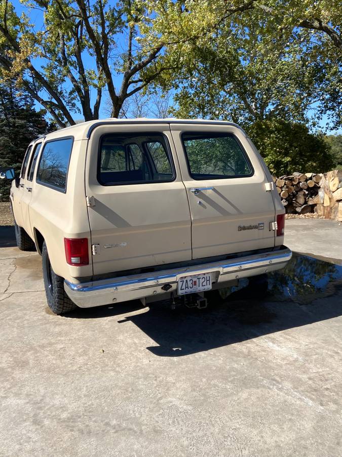 Chevrolet-Suburban-1986-2