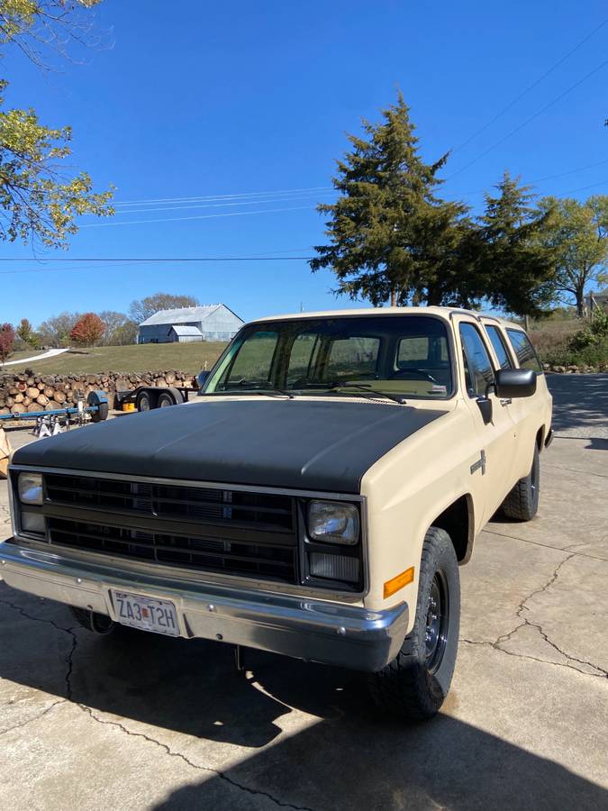 Chevrolet-Suburban-1986-3