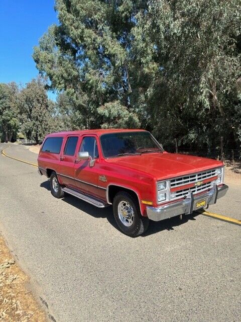 Chevrolet-Suburban-SUV-1986-2