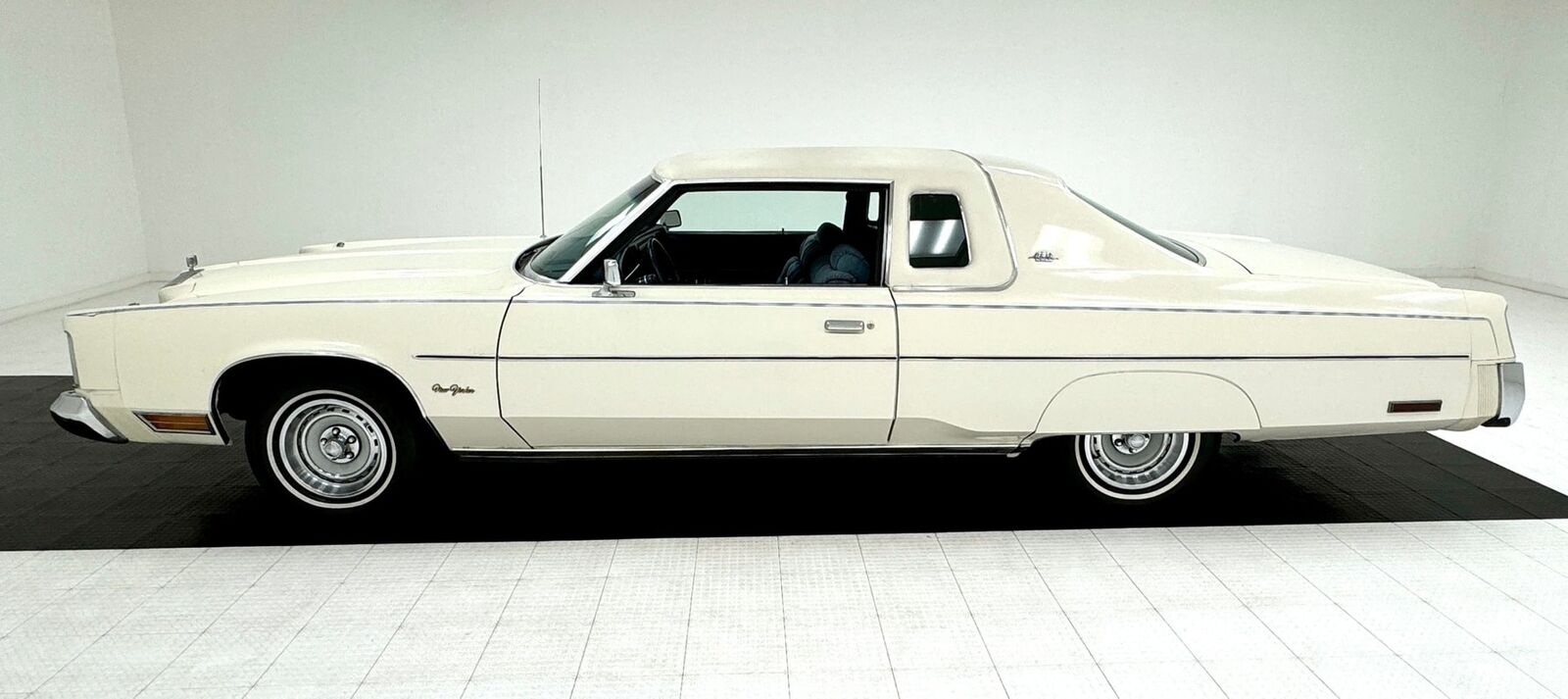 Chrysler-New-Yorker-1976-1