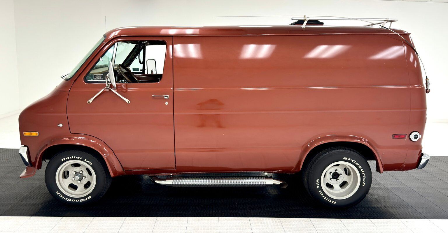 Dodge-B200-Van-1977-1