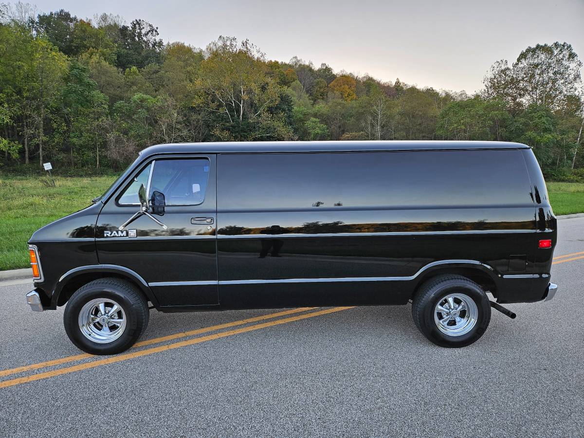 Dodge-B250-1984-2