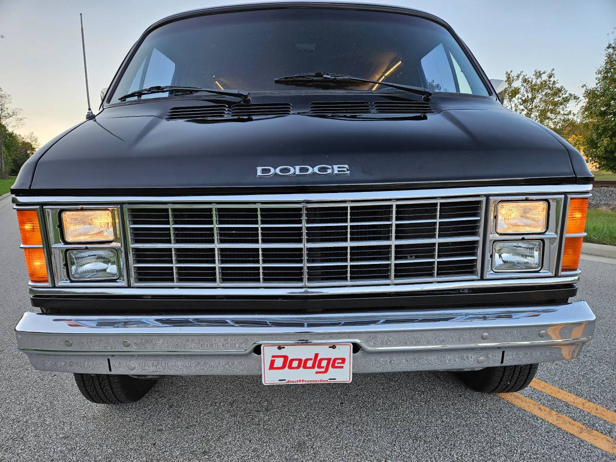 Dodge-B250-1984-9