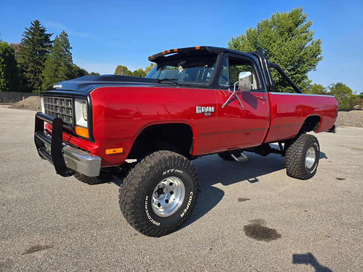 Dodge-D-series-conventional-cab-150-job-rated-1984-10