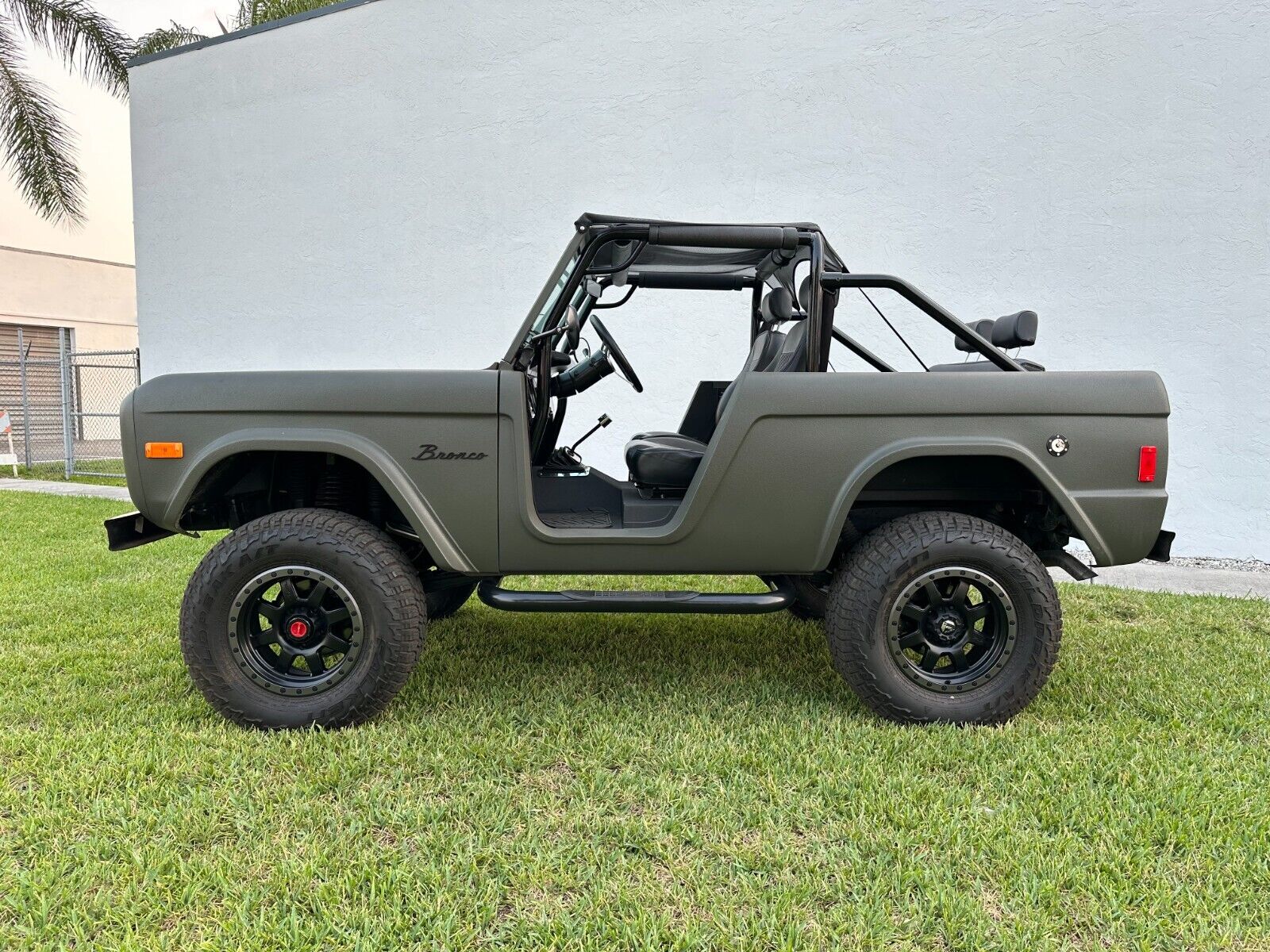 Ford-Bronco-1977-2