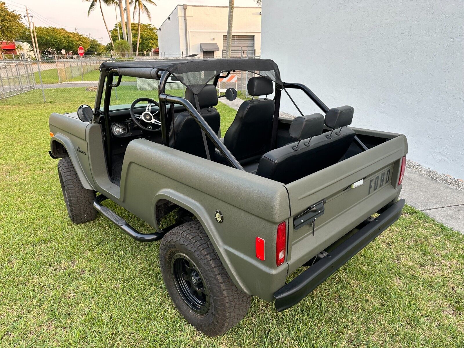 Ford-Bronco-1977-3