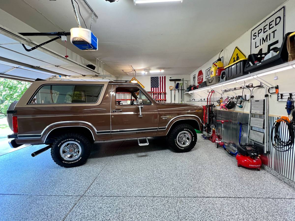 Ford-Bronco-xlt-4x4-5.0l-1983-2