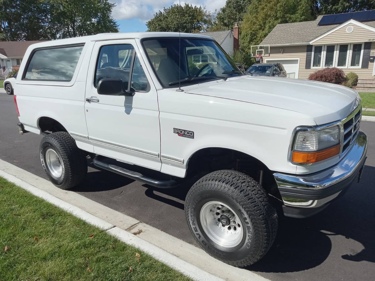 Ford-Bronco-xlt-5.0-stick-shift-1992