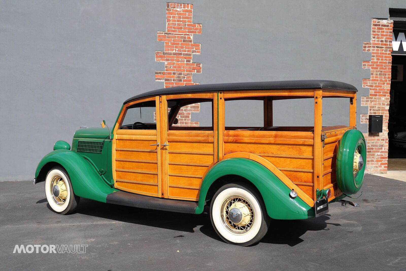 Ford-Deluxe-Wagon-Woodie-1935-31