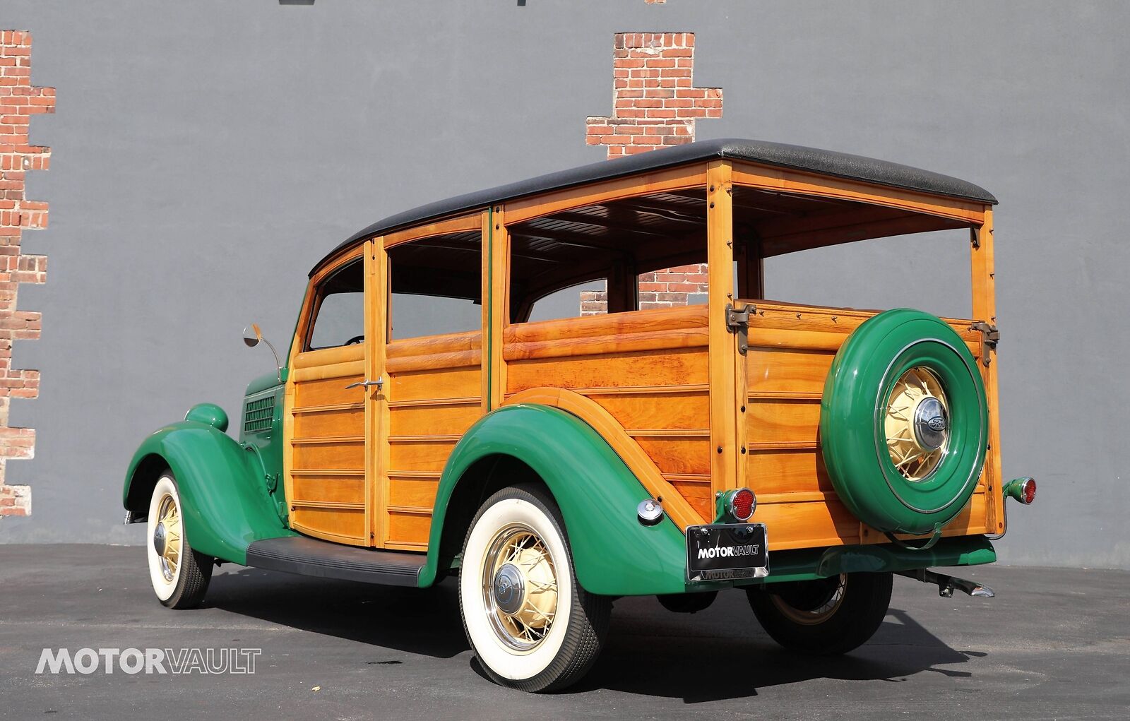 Ford-Deluxe-Wagon-Woodie-1935-32