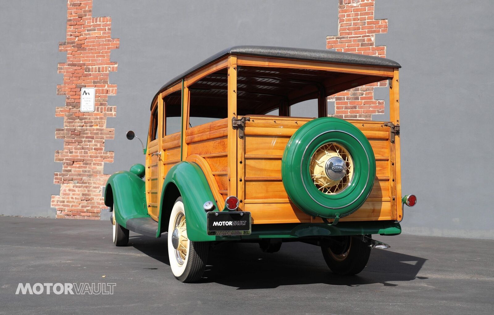 Ford-Deluxe-Wagon-Woodie-1935-34