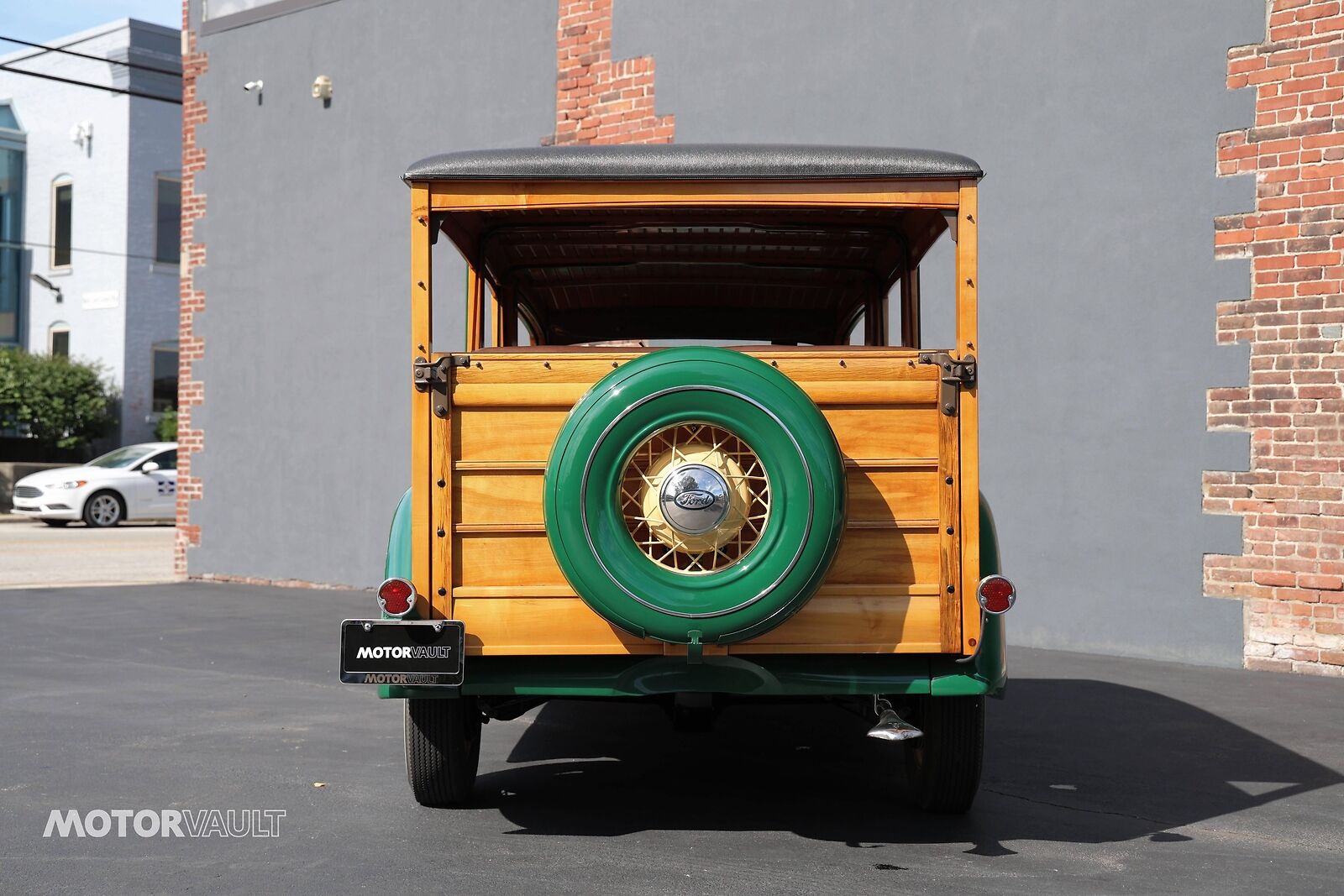 Ford-Deluxe-Wagon-Woodie-1935-36