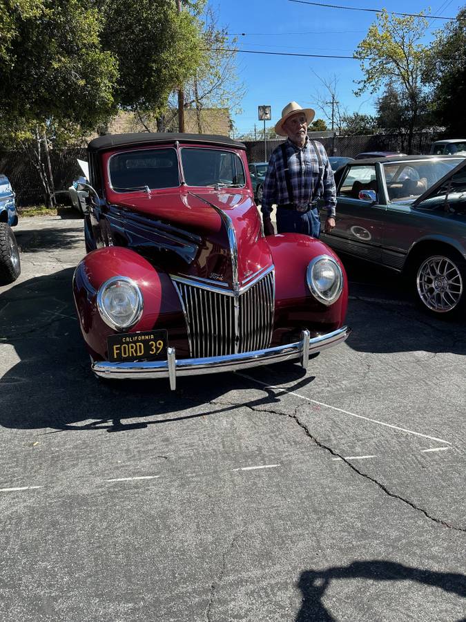 Ford-Deluxe-sedan-1949-1