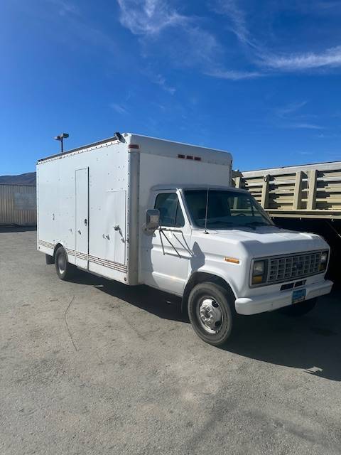 Ford-E350-box-truck-1988-1