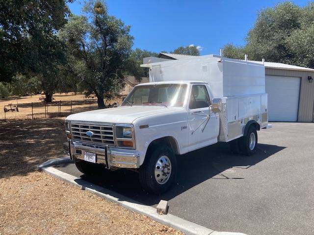 Ford-F-250-4x4-utility-truck-1985