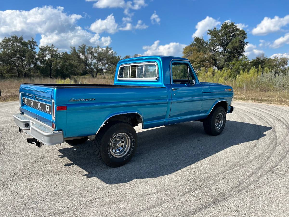 Ford-F100-custom-sport-4x4-short-box-1972-2