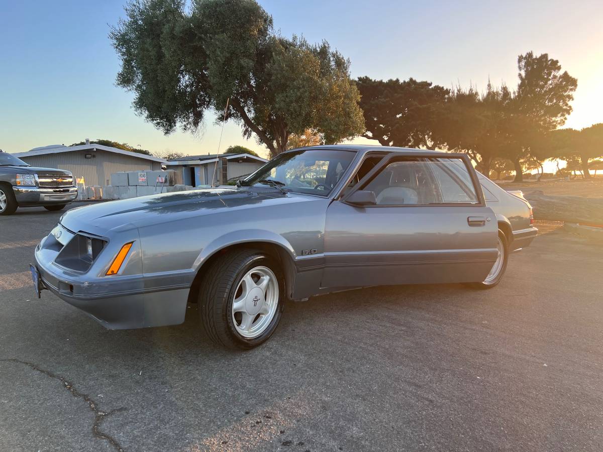 Ford-Mustang-gt-1985-9