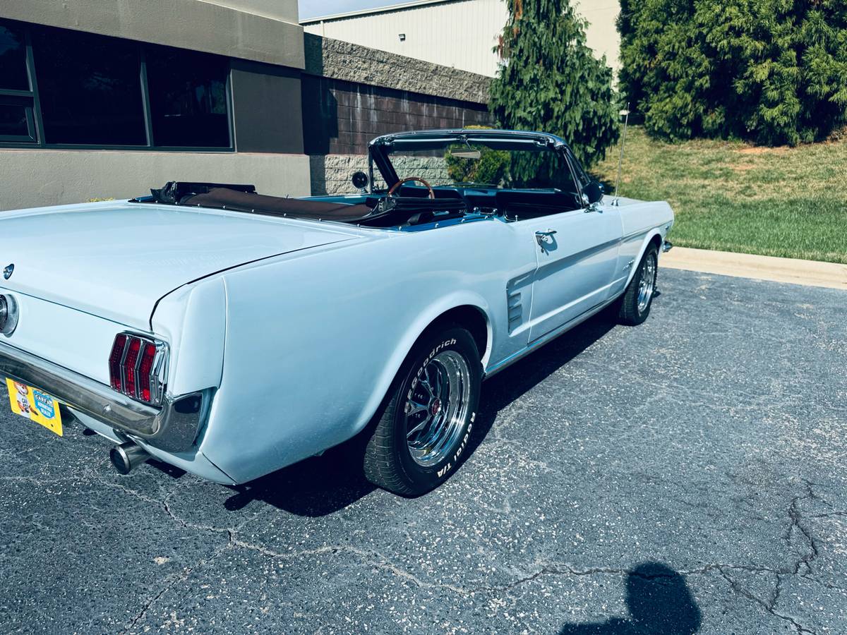 Ford-Mustang-gt-convertible-1966-21