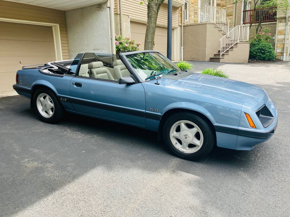 Ford-Mustang-gt-convertible-1986-1