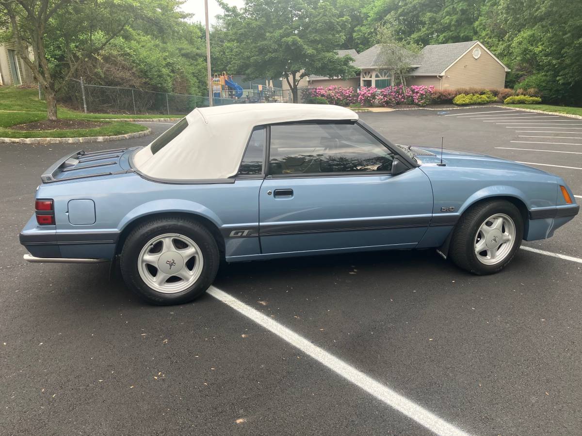 Ford-Mustang-gt-convertible-1986-6