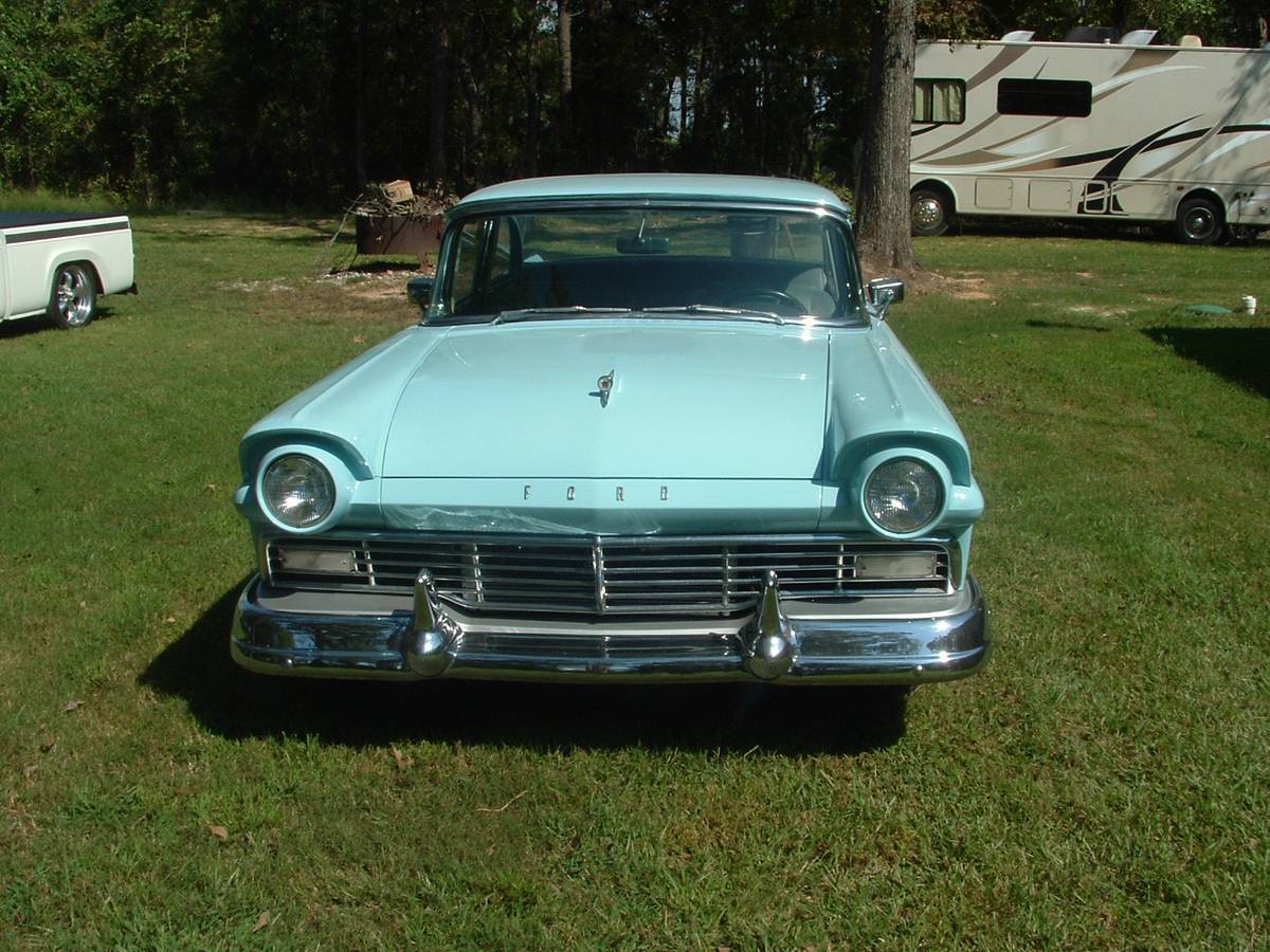 Ford-Sedan-1957-1