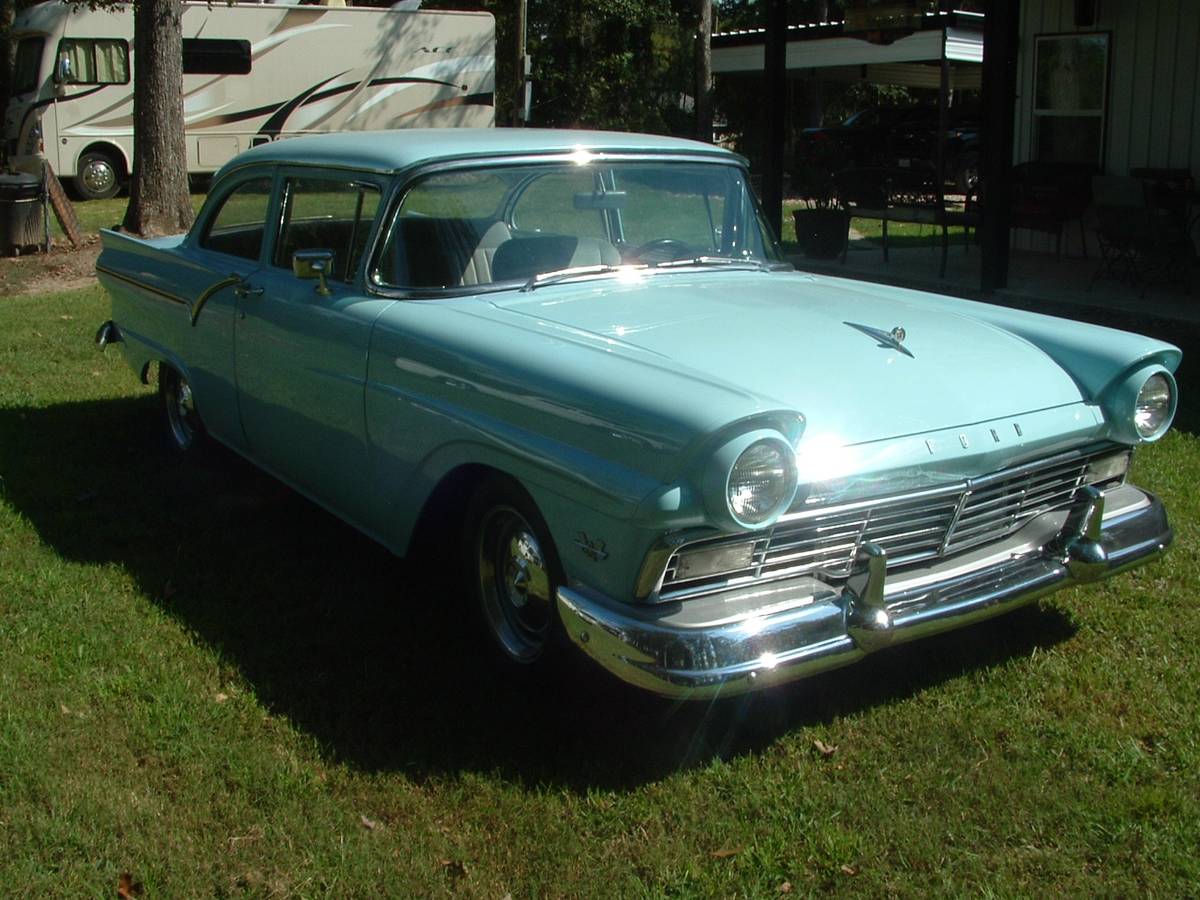 Ford-Sedan-1957-3