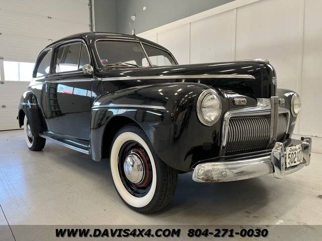 Ford-Sedan-super-deluxe-antique-classic-car-1942-1