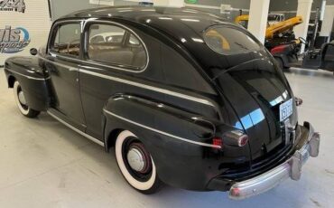 Ford-Sedan-super-deluxe-antique-classic-car-1942-2