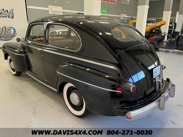 Ford-Sedan-super-deluxe-antique-classic-car-1942-2