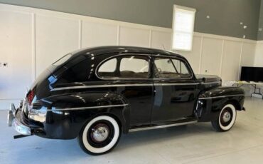 Ford-Sedan-super-deluxe-antique-classic-car-1942-3