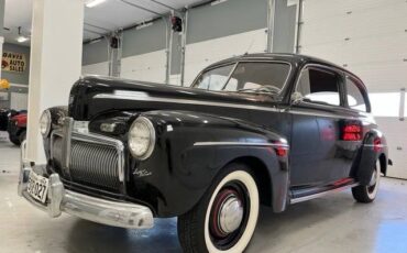 Ford-Sedan-super-deluxe-antique-classic-car-1942