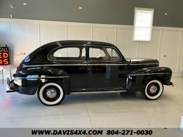 Ford-Sedan-super-deluxe-antique-classic-car-1942-4