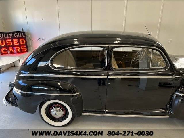 Ford-Sedan-super-deluxe-antique-classic-car-1942-5