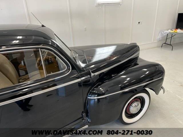 Ford-Sedan-super-deluxe-antique-classic-car-1942-6