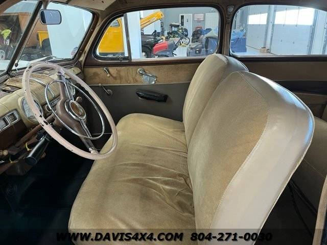 Ford-Sedan-super-deluxe-antique-classic-car-1942-7