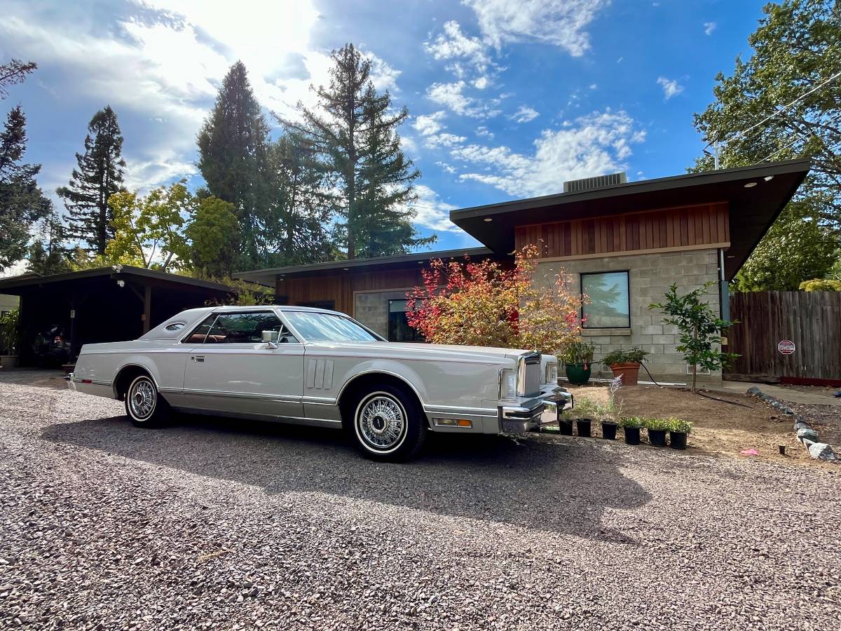 Lincoln-Continental-mark-v-1979-2